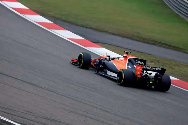 红牛二队碾压索伯车队,阿隆索统治全场 红牛二队碾压索伯车队,阿隆索统治全场